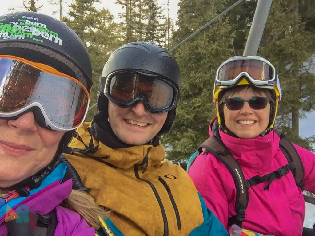 Drei Personen mit Helm und Skibrille im Selbstporträt.